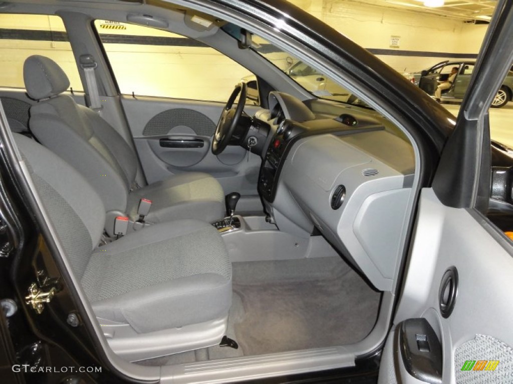 Gray Interior 2004 Chevrolet Aveo LS Hatchback Photo #51206615