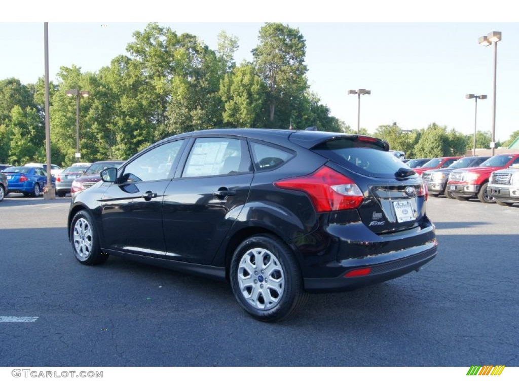 2012 Focus SE 5-Door - Tuxedo Black Metallic / Stone photo #33