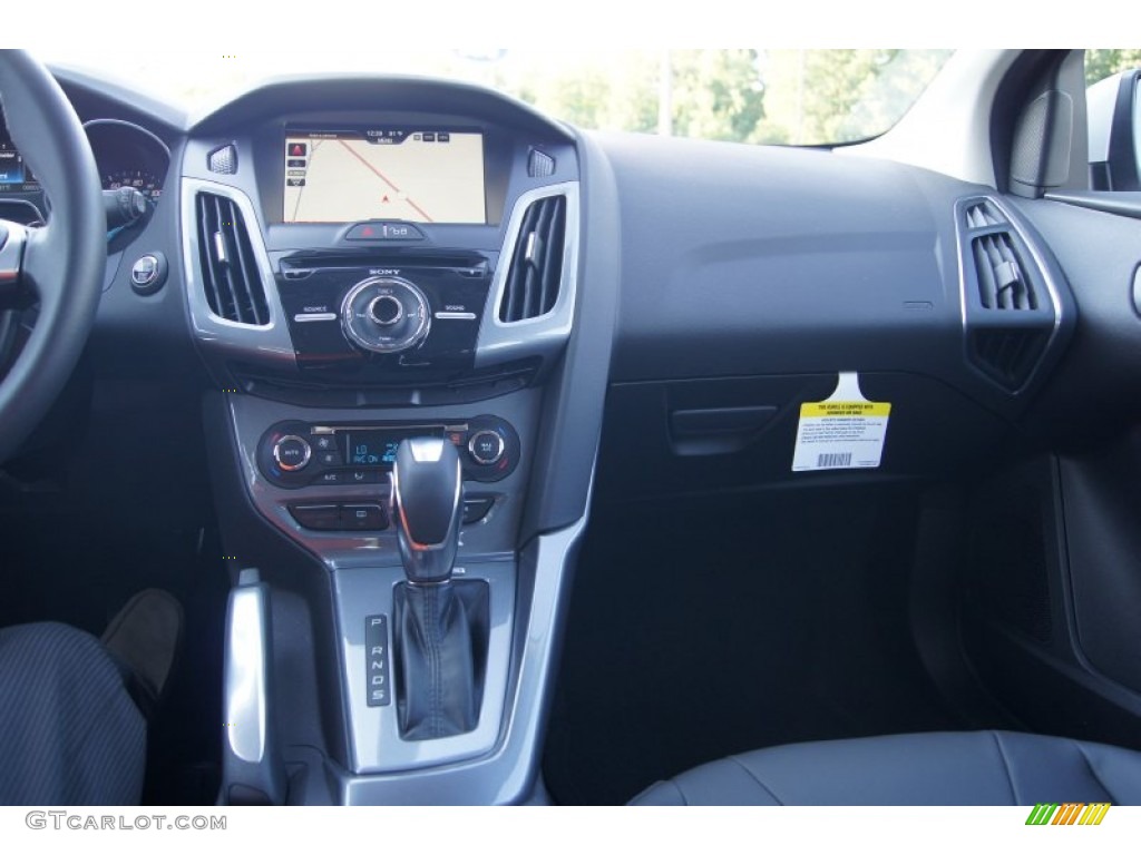 2012 Focus Titanium 5-Door - White Platinum Tricoat Metallic / Charcoal Black Leather photo #36