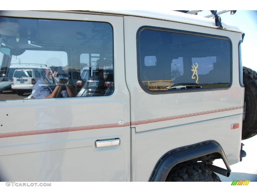 1976 Land Cruiser FJ40 - Beige / Black photo #23