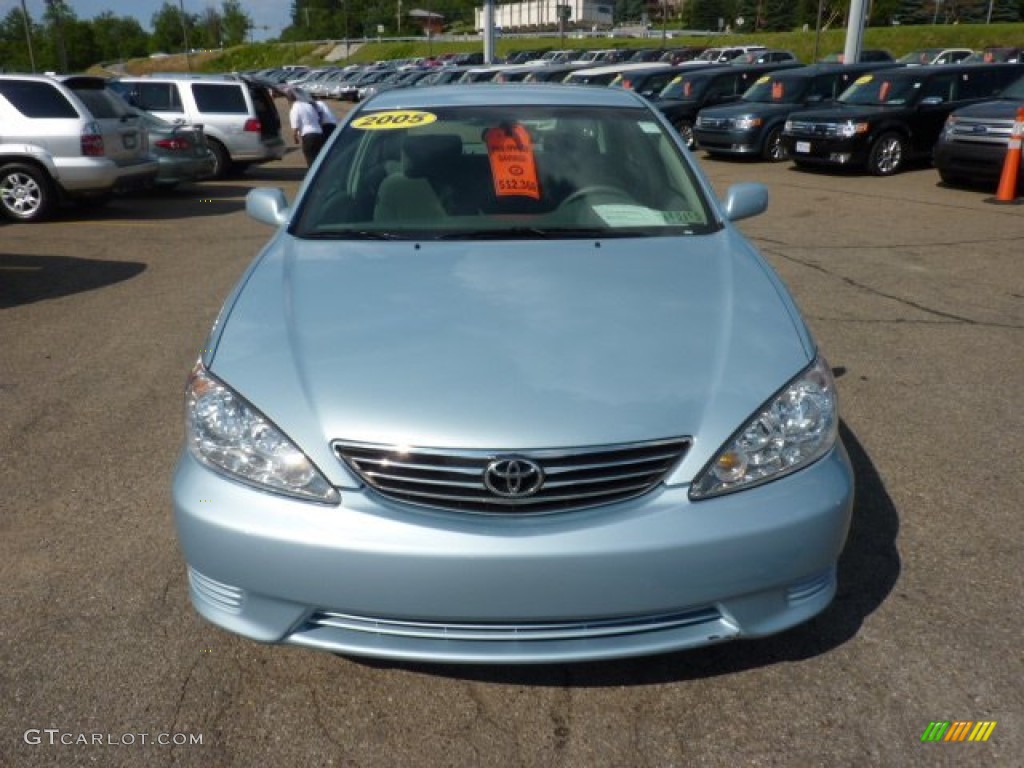 2005 Camry LE V6 - Sky Blue Pearl / Gray photo #7