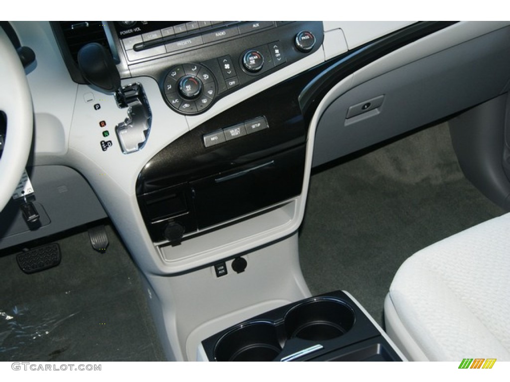 2011 Sienna LE - South Pacific Blue Pearl / Light Gray photo #14