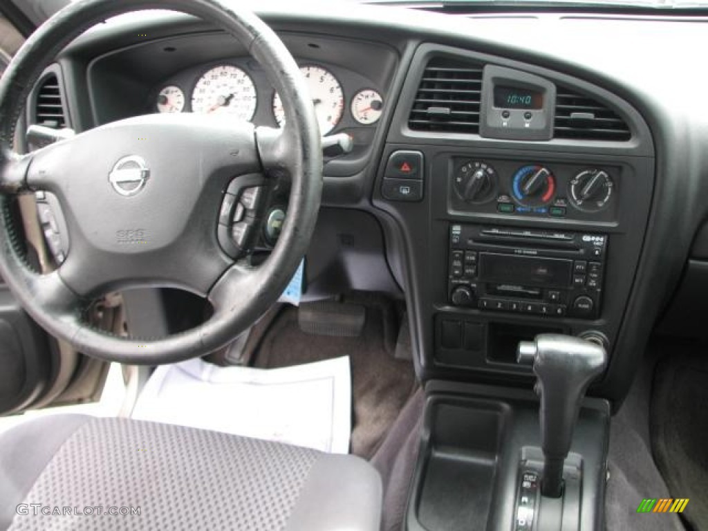 2002 Nissan Pathfinder SE Controls Photos