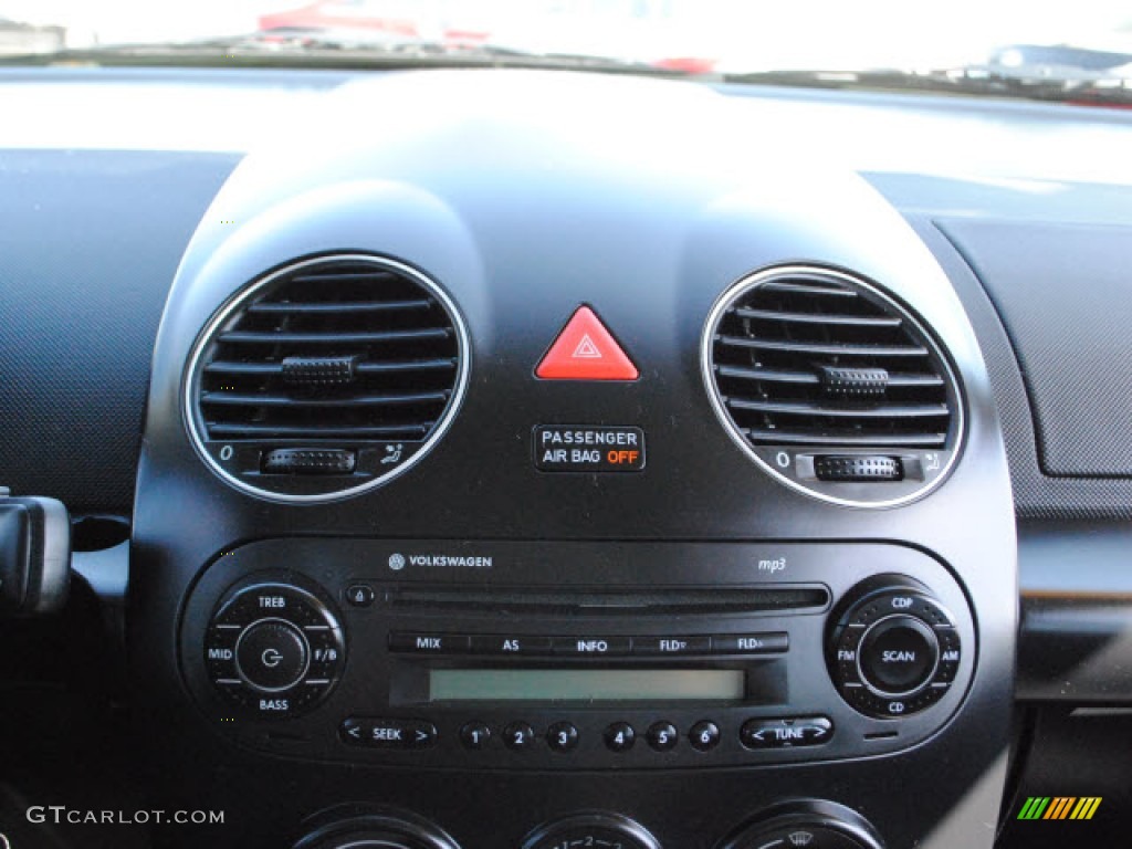 2010 Volkswagen New Beetle 2.5 Coupe Controls Photo #51277369