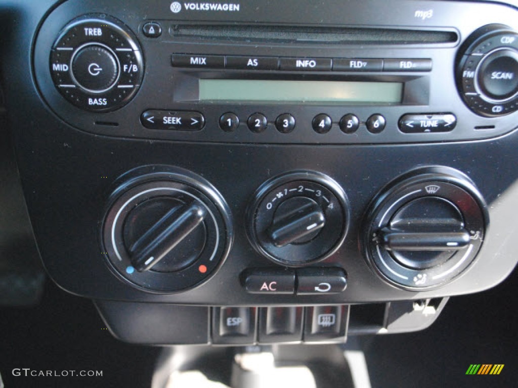 2010 Volkswagen New Beetle 2.5 Coupe Controls Photo #51277384