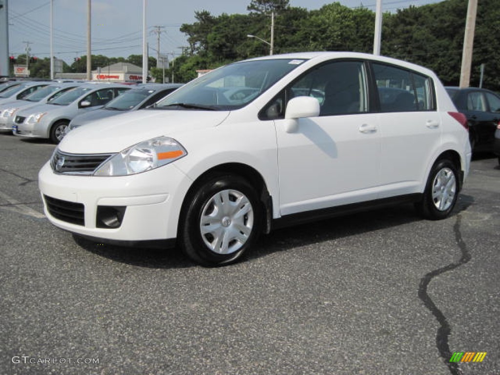 2010 Versa 1.8 S Hatchback - Fresh Powder White / Charcoal photo #1