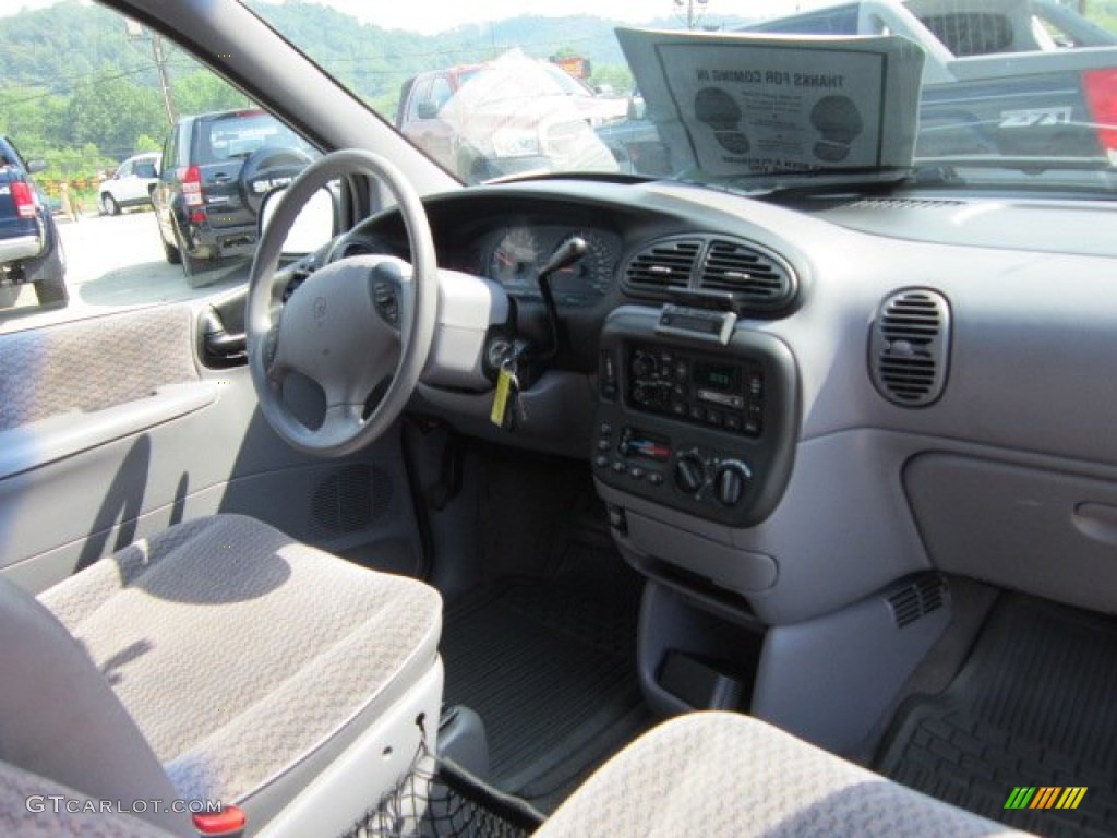 1999 Grand Voyager SE - Deep Cranberry Pearl / Mist Gray photo #18