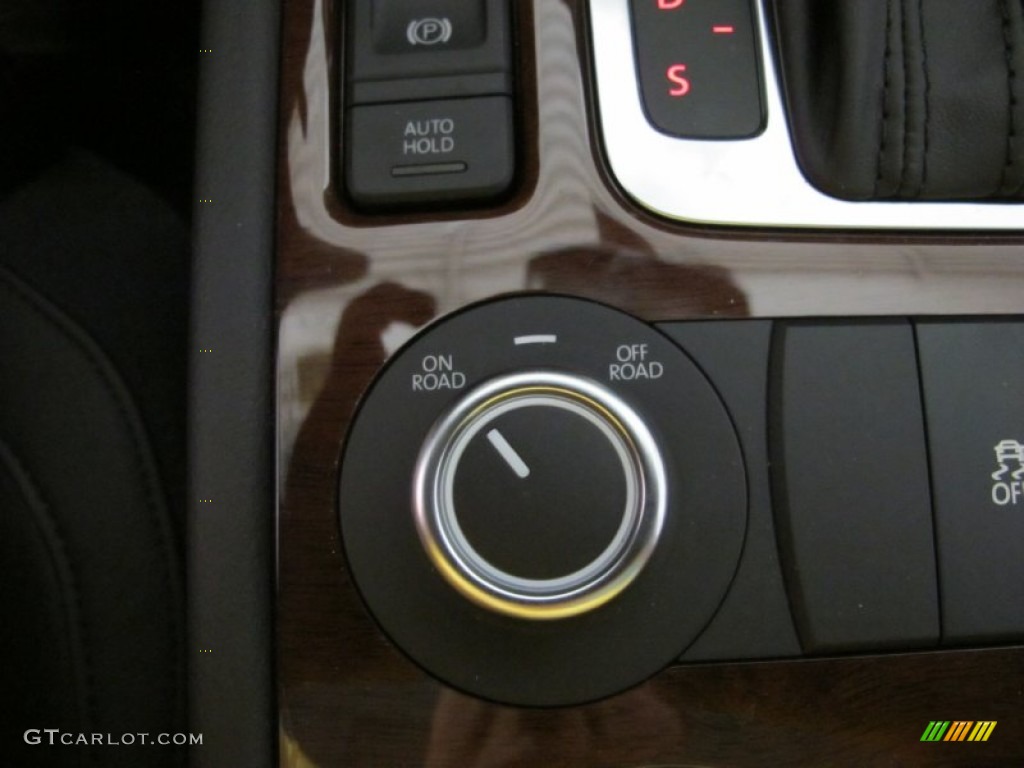 2011 Volkswagen Touareg TDI Lux 4XMotion Controls Photo #51305011