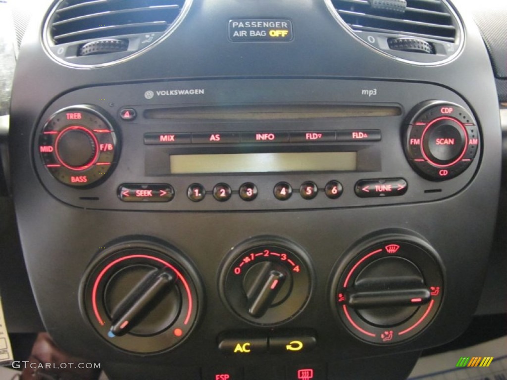 2007 Volkswagen New Beetle 2.5 Convertible Controls Photo #51306028
