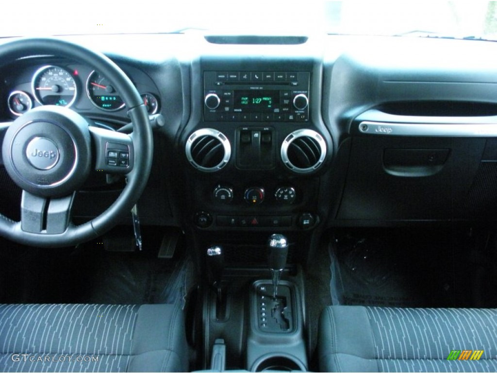 2011 Wrangler Sahara 4x4 - Black / Black photo #18