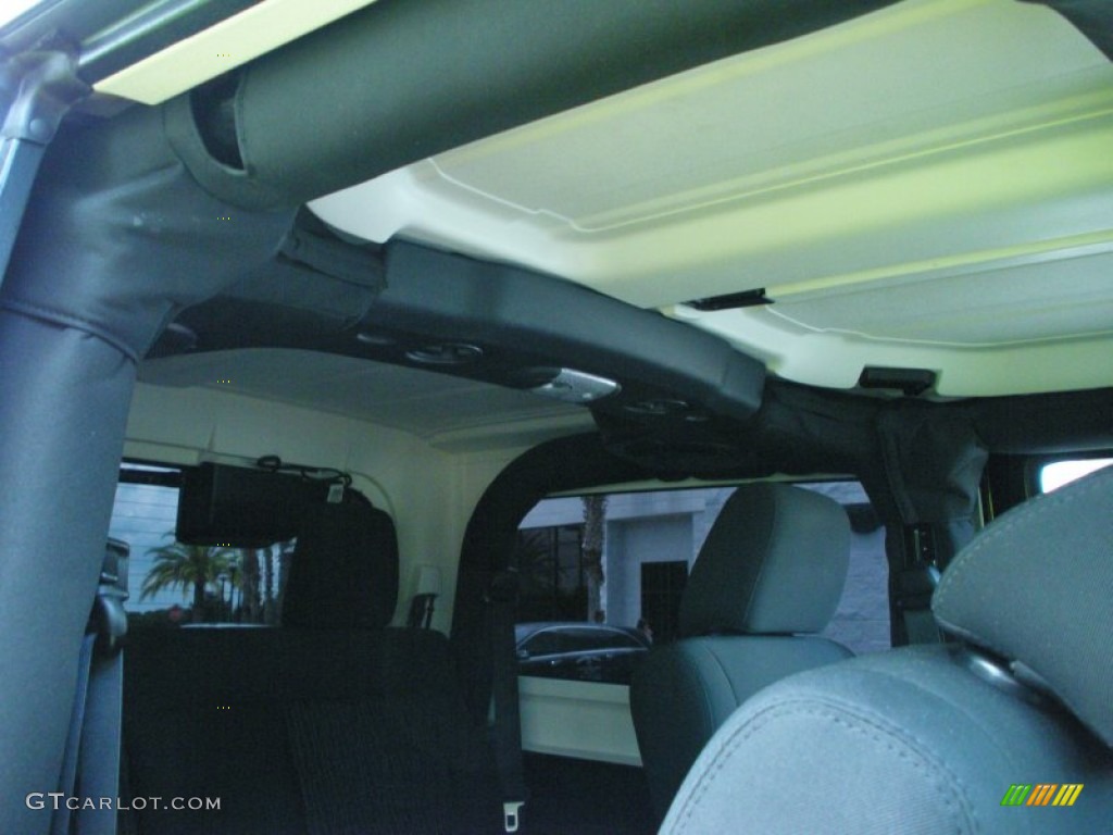 2011 Wrangler Sahara 4x4 - Black / Black photo #20