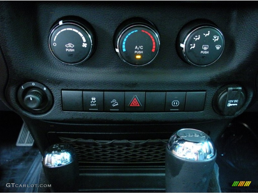 2011 Wrangler Sahara 4x4 - Black / Black photo #25