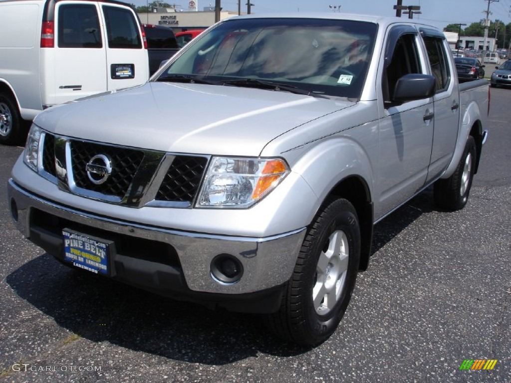 2008 Frontier SE Crew Cab 4x4 - Radiant Silver / Steel photo #1