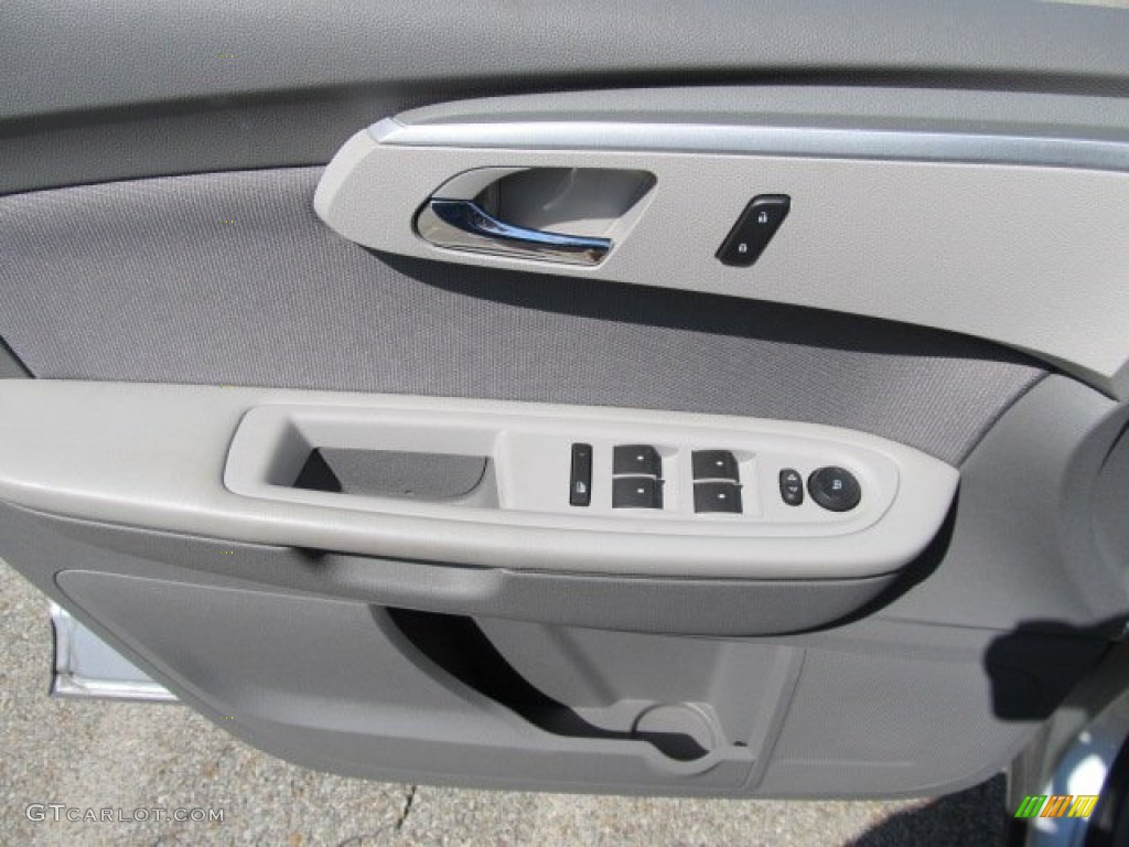 2011 Traverse LS AWD - Silver Ice Metallic / Dark Gray/Light Gray photo #11