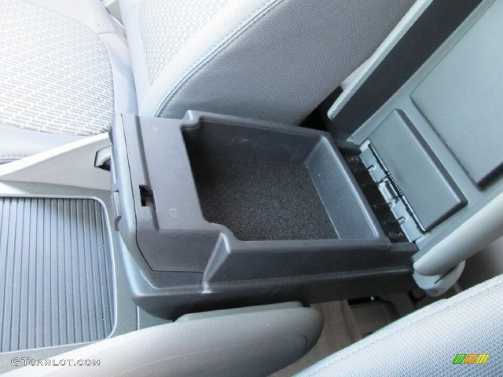 2011 Traverse LS AWD - Silver Ice Metallic / Dark Gray/Light Gray photo #18