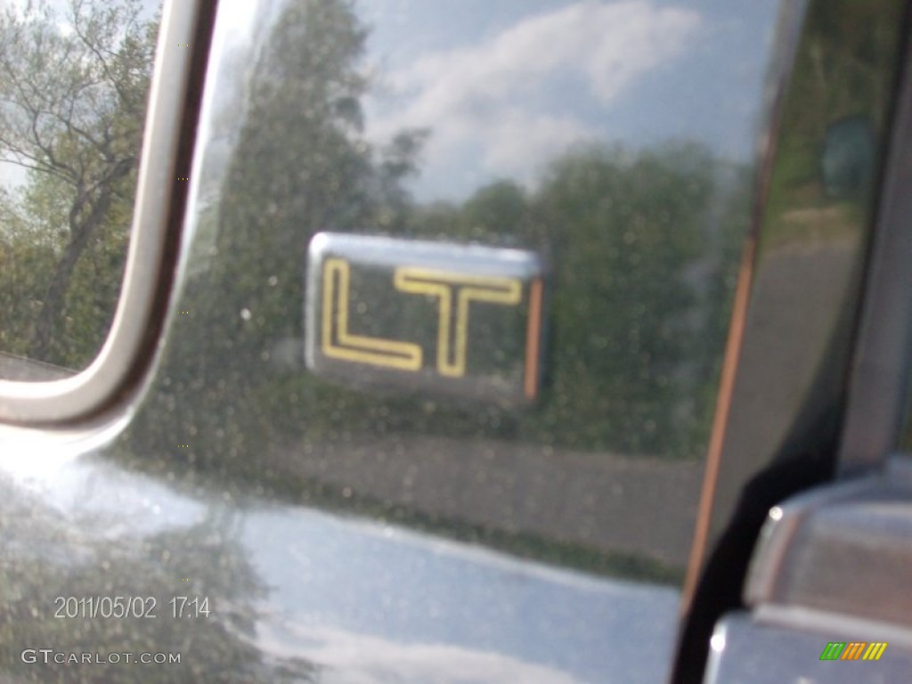 2004 Chevrolet Tracker LT 4WD Marks and Logos Photos