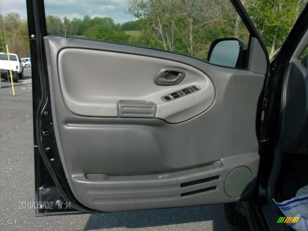 2004 Chevrolet Tracker LT 4WD Medium Gray Door Panel Photo #51318595