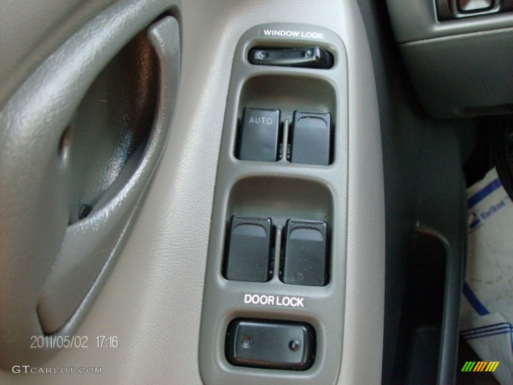 2004 Chevrolet Tracker LT 4WD Controls Photo #51318613