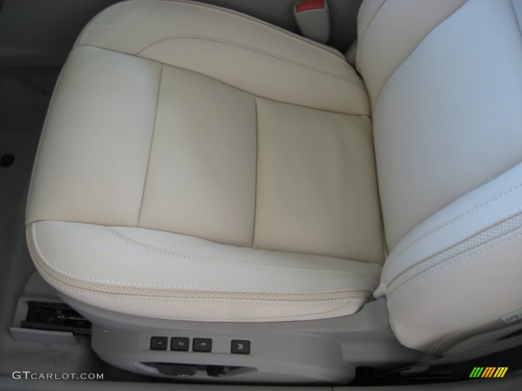 2011 C70 T5 - Ice White / Soverign Hide Calcite Leather/Umbra Brown photo #16