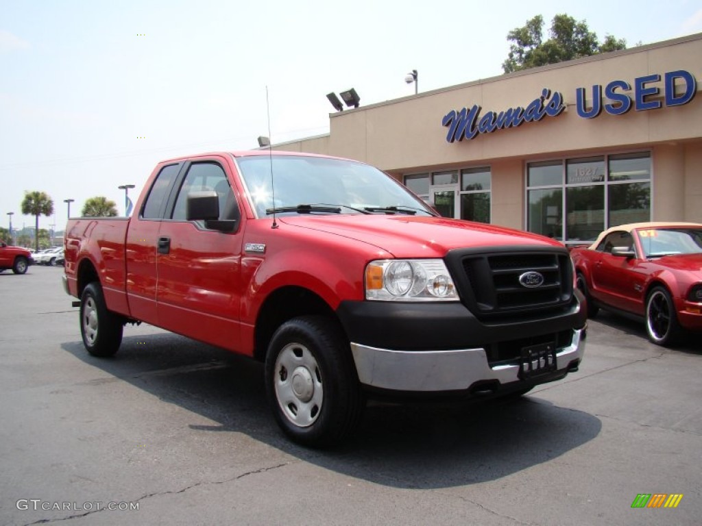 2005 F150 XL SuperCab 4x4 - Bright Red / Medium Flint Grey photo #2