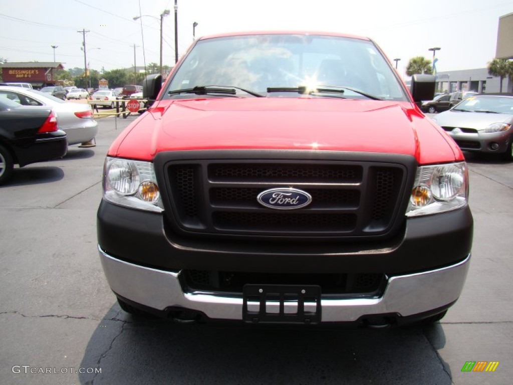 2005 F150 XL SuperCab 4x4 - Bright Red / Medium Flint Grey photo #3
