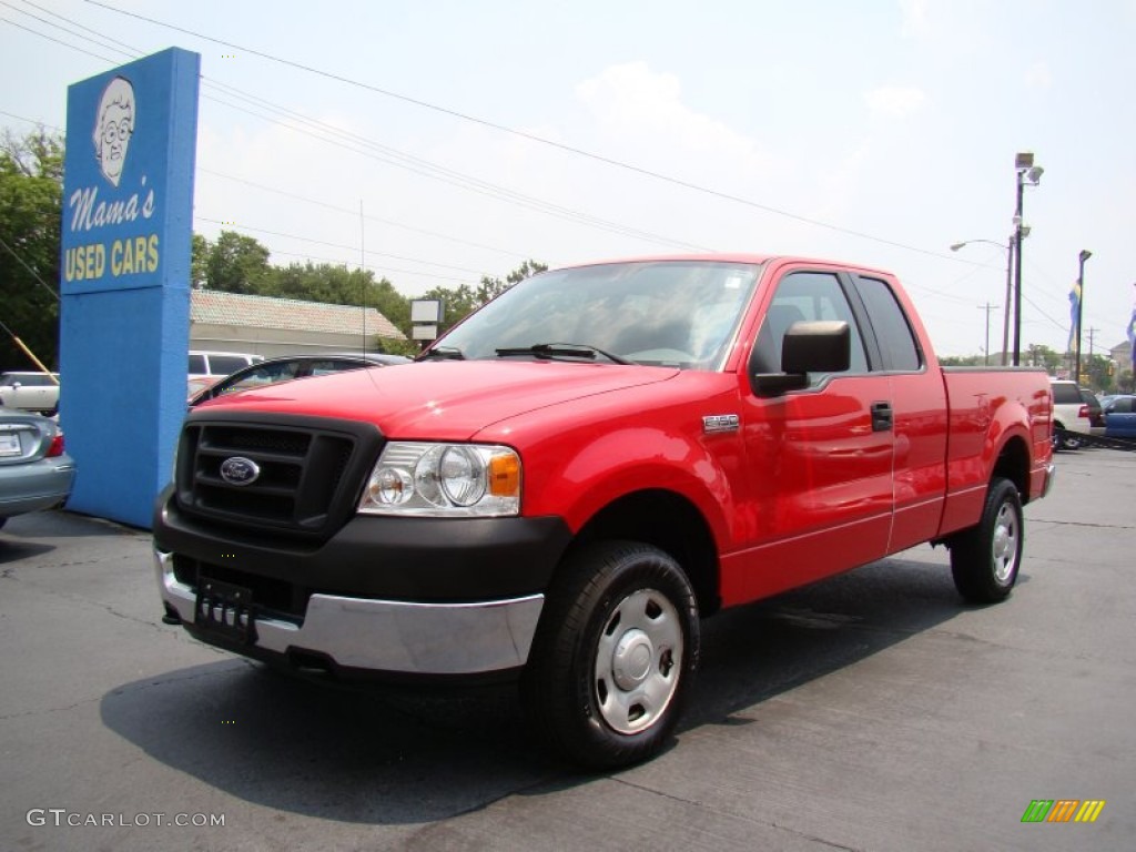 2005 F150 XL SuperCab 4x4 - Bright Red / Medium Flint Grey photo #4