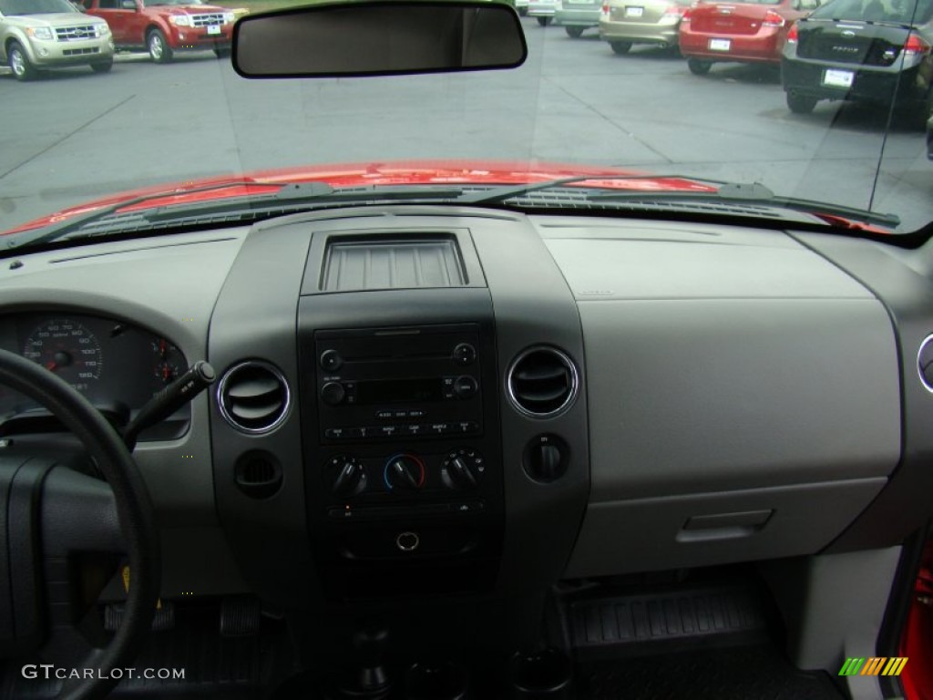 2005 F150 XL SuperCab 4x4 - Bright Red / Medium Flint Grey photo #16