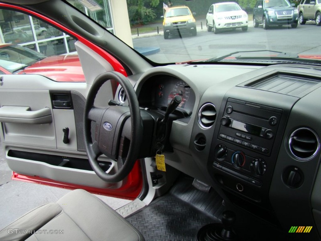 2005 F150 XL SuperCab 4x4 - Bright Red / Medium Flint Grey photo #17