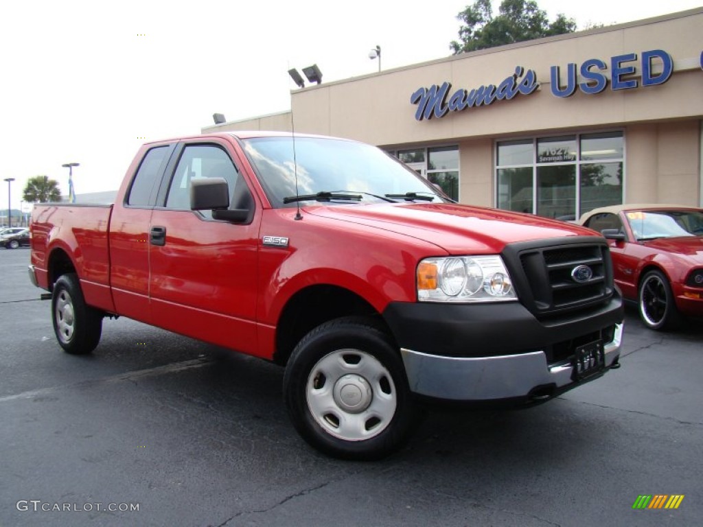 2005 F150 XL SuperCab 4x4 - Bright Red / Medium Flint Grey photo #27