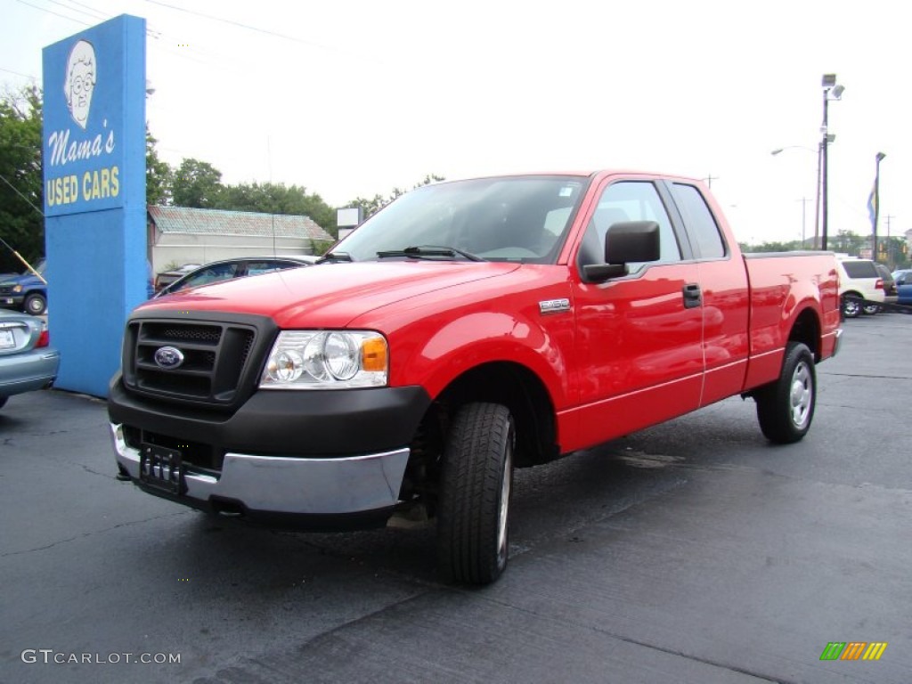 2005 F150 XL SuperCab 4x4 - Bright Red / Medium Flint Grey photo #28