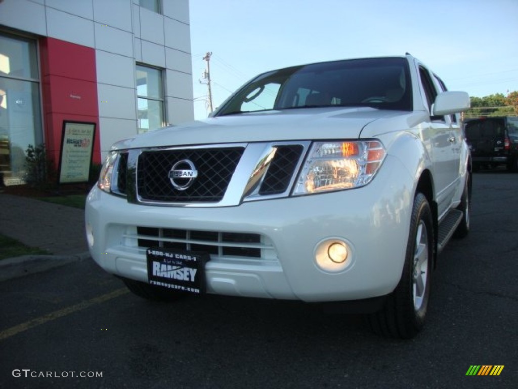 2009 Pathfinder SE 4x4 - Avalanche White / Cafe Latte photo #1