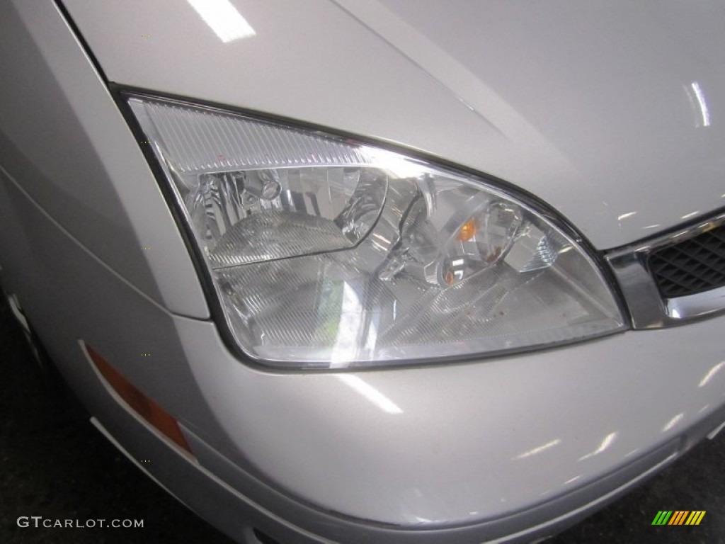 2005 Focus ZX4 SE Sedan - CD Silver Metallic / Dark Flint/Light Flint photo #5