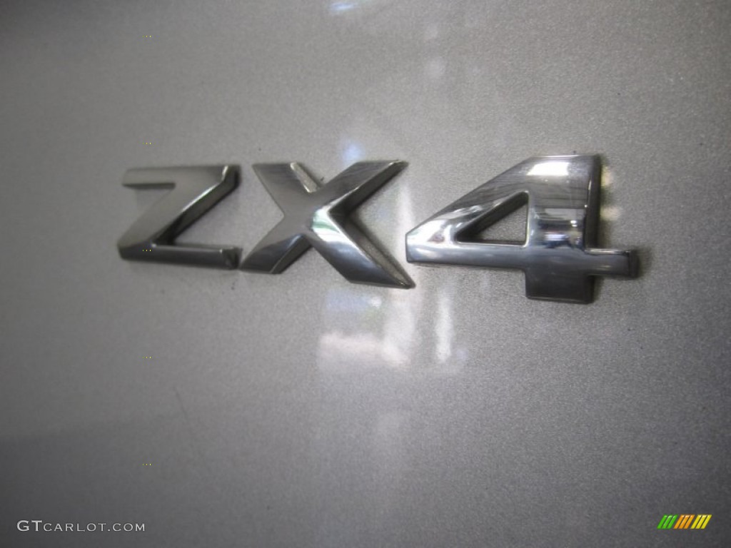 2005 Focus ZX4 SE Sedan - CD Silver Metallic / Dark Flint/Light Flint photo #15