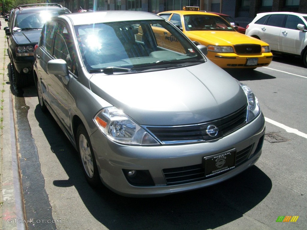 2010 Versa 1.8 SL Hatchback - Magnetic Gray Metallic / Charcoal photo #1