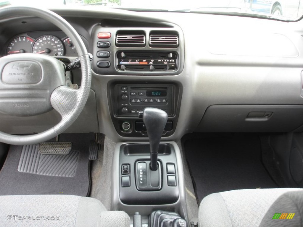 2002 Chevrolet Tracker 4WD Hard Top Medium Gray Dashboard Photo #51383986