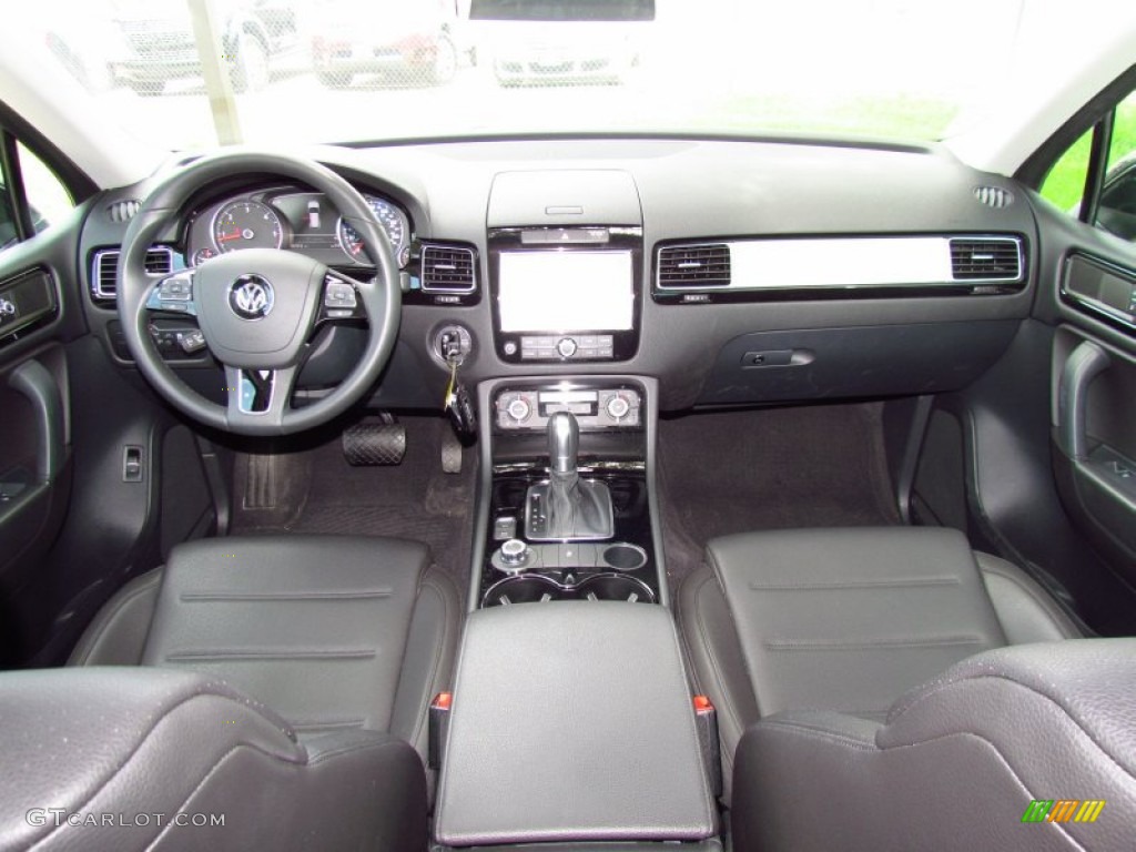 2011 Volkswagen Touareg TDI Sport 4XMotion Dashboard Photos