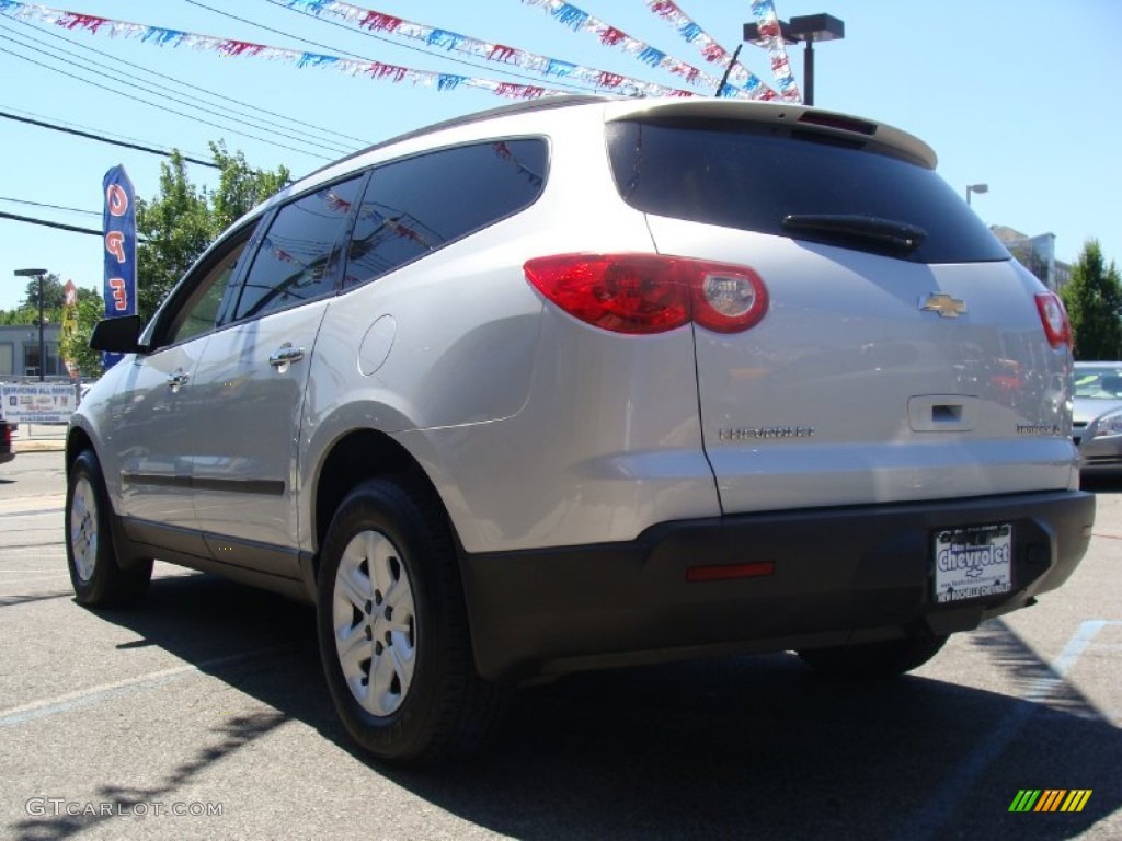 2009 Traverse LS AWD - Silver Ice Metallic / Dark Gray/Light Gray photo #6