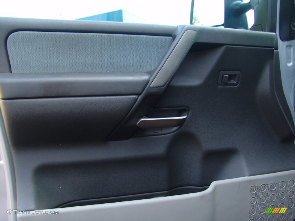 2004 Titan XE King Cab - Galaxy Black / Graphite/Titanium photo #12