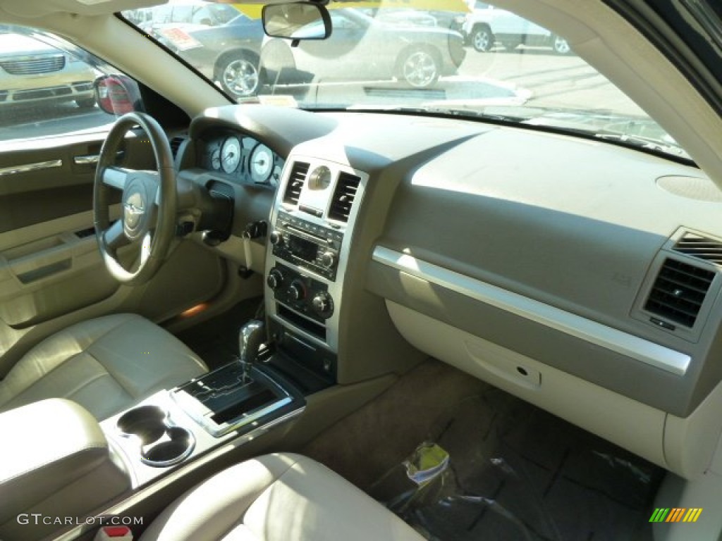 2008 Chrysler 300 Touring AWD Dark Khaki/Light Graystone Dashboard Photo #51394625