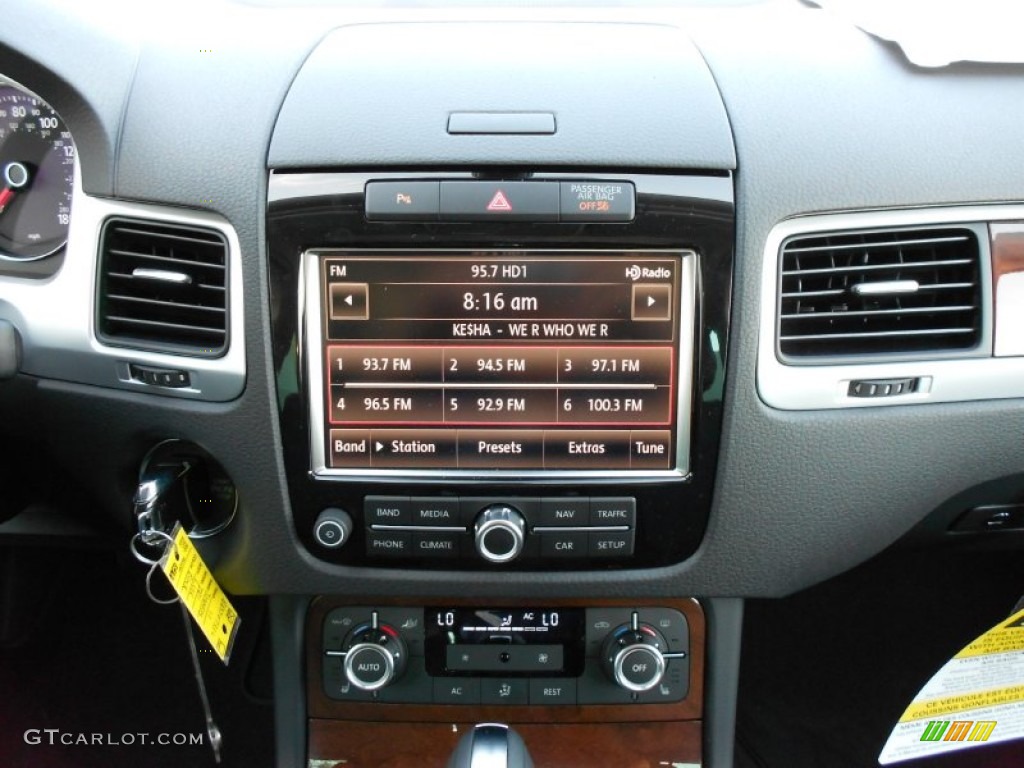 2011 Volkswagen Touareg TDI Lux 4XMotion Controls Photo #51404330