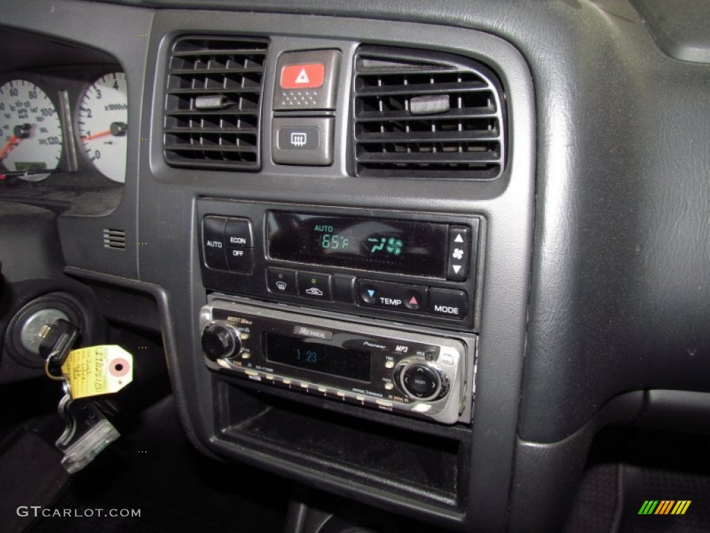 2002 Infiniti G 20 Sedan Controls Photo #51412555