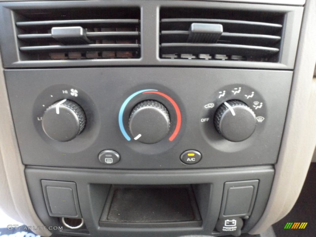 2004 Jeep Grand Cherokee Laredo Controls Photo #51433197