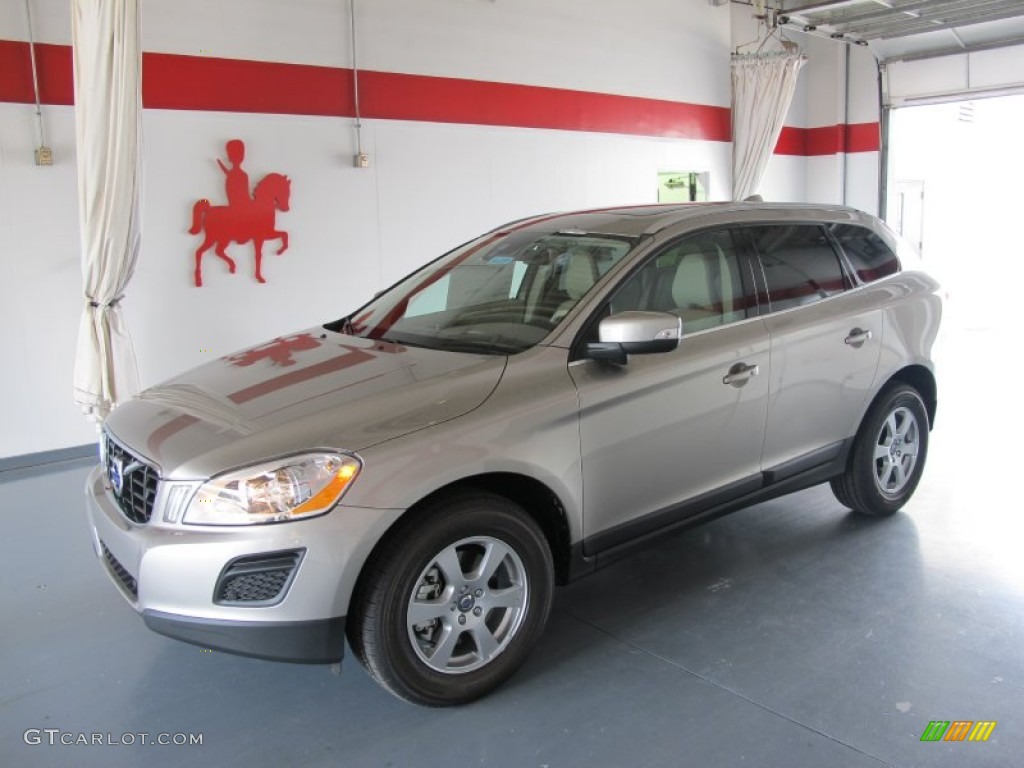 Seashell Metallic Volvo XC60