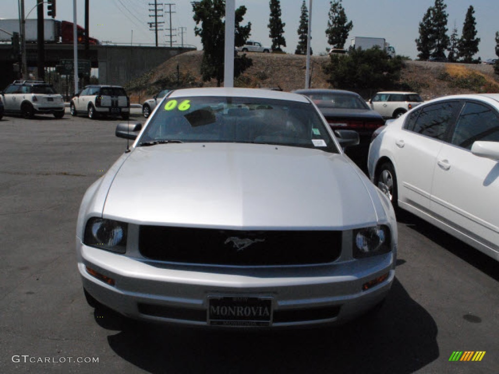 2006 Mustang V6 Deluxe Coupe - Satin Silver Metallic / Dark Charcoal photo #2