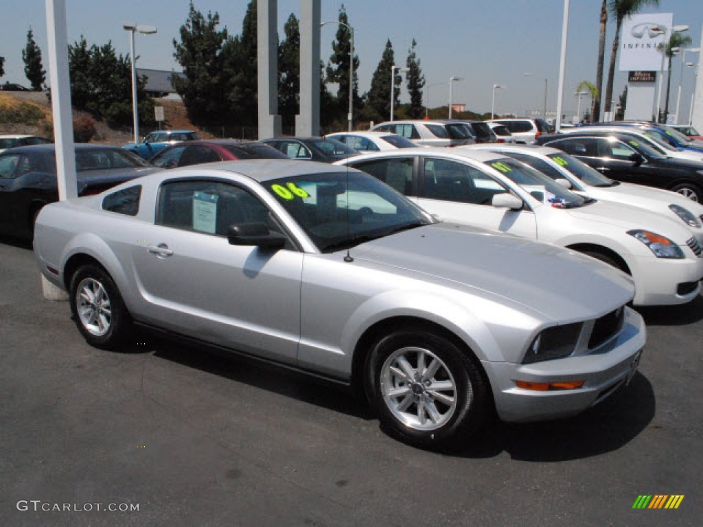 2006 Mustang V6 Deluxe Coupe - Satin Silver Metallic / Dark Charcoal photo #25