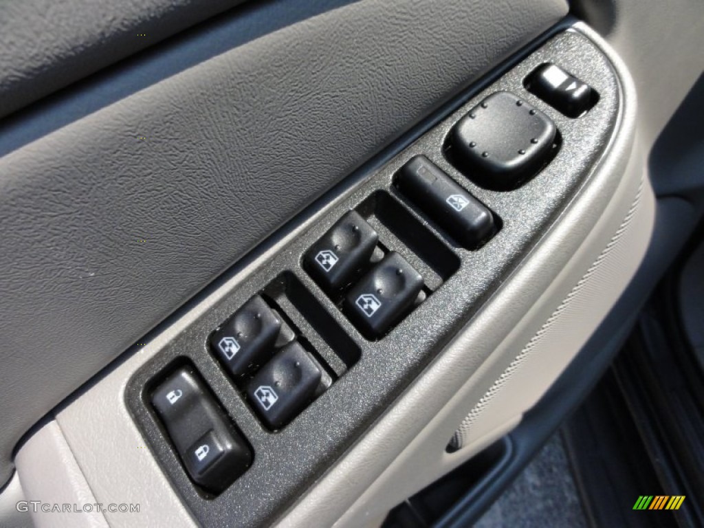 2004 Chevrolet Tahoe LS 4x4 Controls Photo #51452676