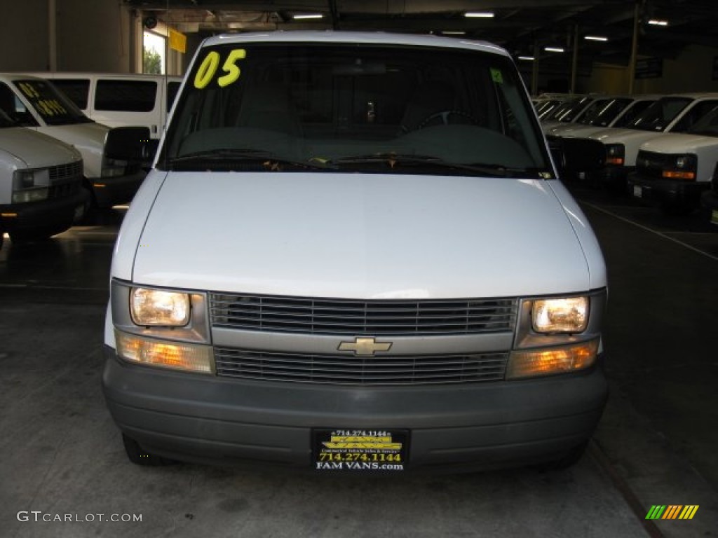 2005 Astro Cargo Van - Summit White / Medium Gray photo #2