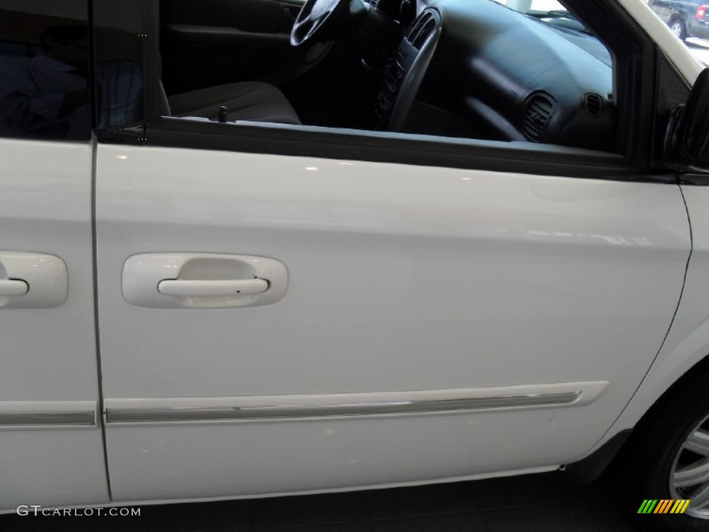 2007 Town & Country Touring - Cool Vanilla White / Medium Slate Gray photo #9