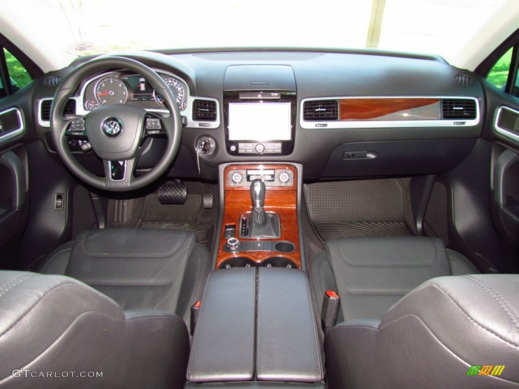 2011 Volkswagen Touareg TDI Lux 4XMotion Dashboard Photos