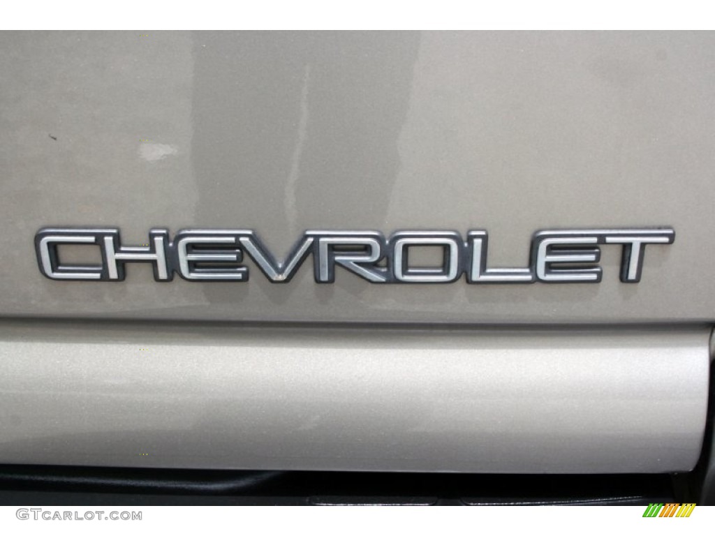 2002 Chevrolet Suburban 1500 LS 4x4 Marks and Logos Photo #51497323